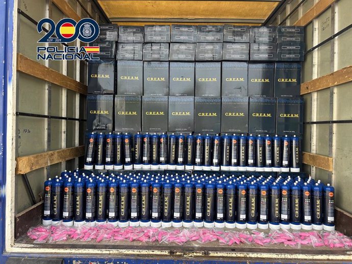 Botellas de óxido nitroso incautadas por los agentes en un camión.