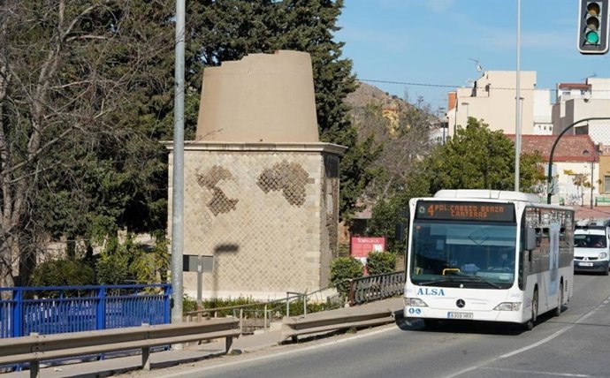 Archivo - Autobús de la línea 4 a su paso por Torreciega (Cartagena)