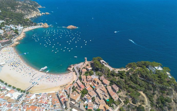 Archivo - Numerosas personas disfrutan de un día de playa en la Costa Brava.