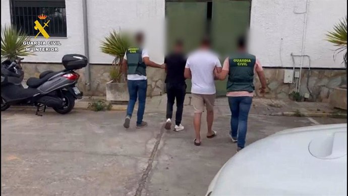 Imagen de dos de los detenidos por los robos de sandías y melones