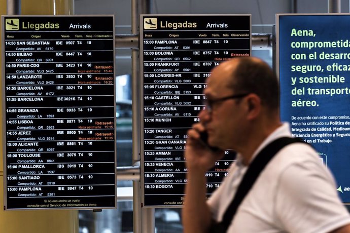 Archivo - Pasajeros en el aeropuerto de Madrid-Barajas.