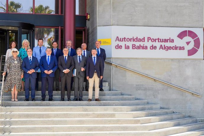 Archivo - El consejero de la Presidencia, Interior, Diálogo Social y Simplificación Administrativa, Antonio Sanz, junto al presidente de la Autoridad Portuaria de la Bahía de Algeciras, Gerardo Landaluce. ARCHIVO.