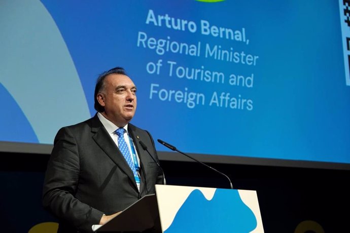 El consejero de Turismo y Andalucía Exterior de la Junta, Arturo Bernal, ha animado este miércoles al segmento de cruceros a afrontar el impacto del turismo en la población local así como también a avanzar en el reto de la contaminación cero en Andalucía.