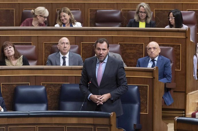 El ministro de Transportes y Movilidad Sostenible, Óscar Puente, interviene durante una sesión de control al Gobierno, en el Congreso de los Diputados.