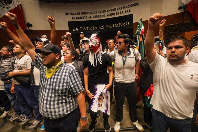 Un grupo de manifestantes irrumpe en el Senado de México durante el debate de la reforma judicial