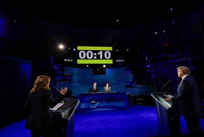 El expresidente de EEUU Donald Trump (d) y la vicepresidenta, Kamala Harris, durante su debate televisado