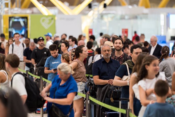 Archivo - Pasajeros en el aeropuerto de Madrid-Barajas.