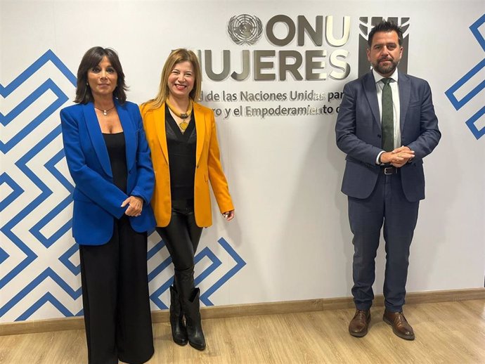 El delegado de la Zona Franca, Fran González, con Bibiana Aido en la reunión con ONU Mujeres Colombia.