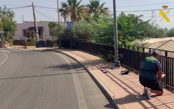 Un agente de la Guardia Civil recoge pruebas en el lugar del accidente.