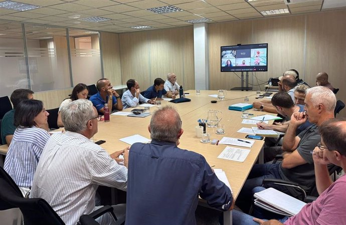 Govern y expertos estudian medidas para mejorar el estado de conservación de tiburones y rayas.