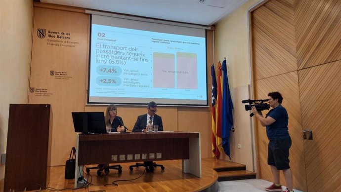 El vicepresidente del Govern, Antoni Costa, y la directora general de Economía y Estadística, Catalina Barceló, en la presentación de los datos del Análisis de Coyuntura Económica de Baleares.