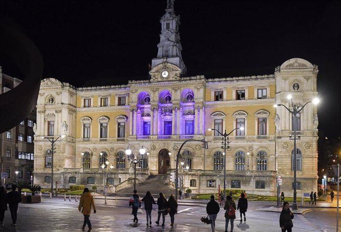 Fachada del Ayuntamiento de Bilbao por el 8 de Marzo