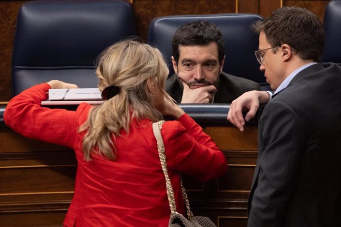 Archivo - (I-D) La vicepresidenta segunda y ministra de Trabajo, Yolanda Díaz; el ministro de Derechos Sociales, Pablo Bustinduy y el líder de Más País, Iñigo Errejón, durante una sesión plenaria, en el Congreso de los Diputados, a 10 de abril de 2024, en