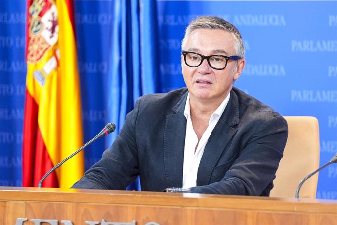 El portavoz del Grupo Parlamentario Vox, Manuel Gavira, durante la ronda de ruedas de prensa de portavoces de los grupos parlamentarios en el Parlamento de Andalucía, a 11 de septiembre de 2024 en Sevilla (Andalucía, España). Los portavoces de los grupos 