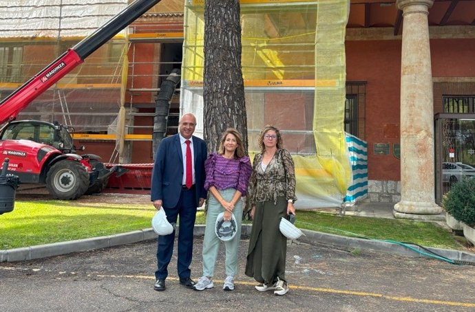 La presidenta de Paradores, Raquel Sánchez (centro), durante una visita realizada a las instalaciones hoteleras de la localidad en compañía del subdelegado del Gobierno en Valladolid, Jacinto Canales (izq)