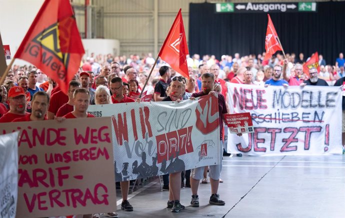 05 September 2024, Saxony, Zwickau: The workforce at the Volkswagen plant in Zwickau takes a stand against the Board of Management's cost-cutting plans with loud protests, shortly before the start of the works meeting. 