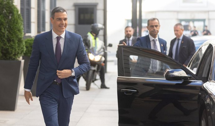 La Fiscalía informa a favor de que se admita la querella de Pedro Sánchez contra el juez Peinado Archivo - El presidente del Gobierno, Pedro Sánchez, a su llegada a una sesión de control, en el Congreso de los Diputados, a 12 de junio de 2024, en Madrid (España). Durante el pleno del Congreso, el líder del PP y el máximo dirigente de Vox han pedido