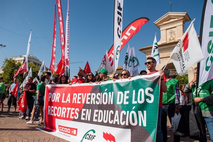 Huelga de Educacion convocada por CCOO, CSIF, y la Intersindical de CLM. En el Pincho de la Feria, ALbacete, Castilla-La Mancha.