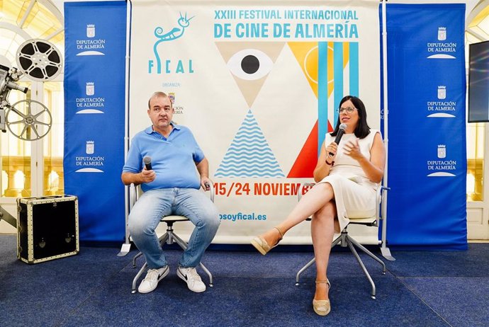 La vicepresidenta y diputada provincial de Cultura, Cine e Identidad Almeriense, Almudena Morales; y el director de Fical, Enrique Iznaola, presentan la imagen de la vigésima tercera edición de Fical.