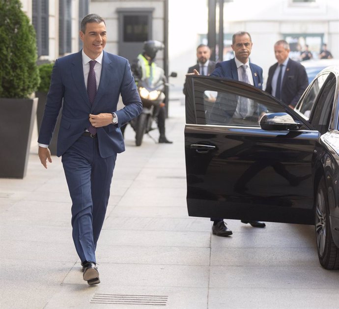 Archivo - El presidente del Gobierno, Pedro Sánchez, a su llegada a una sesión de control, en el Congreso de los Diputados, a 12 de junio de 2024, en Madrid (España). Durante el pleno del Congreso,  el líder del PP y el máximo dirigente de Vox han pedido 