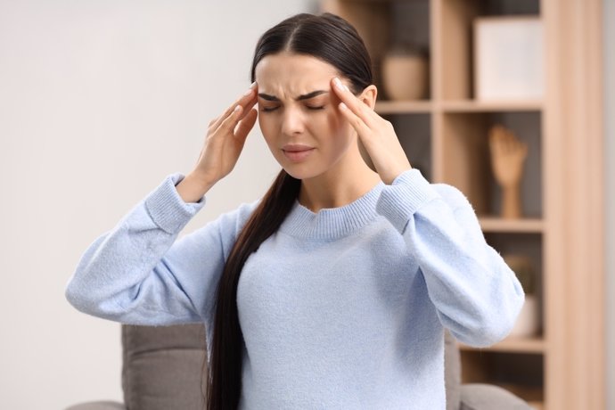 Imagen de archivo de una mujer con migraña.