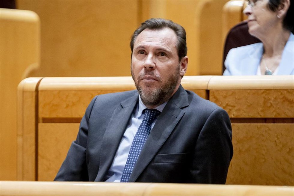 El ministro de Transporte y Movilidad Sostenible, Óscar Puente, durante una sesión plenaria en el Senado, a 10 de septiembre de 2024, en Madrid (España). El Gobierno tiene que enfrentarse hoy, entre otras, a las preguntas que formulan los grupos polític