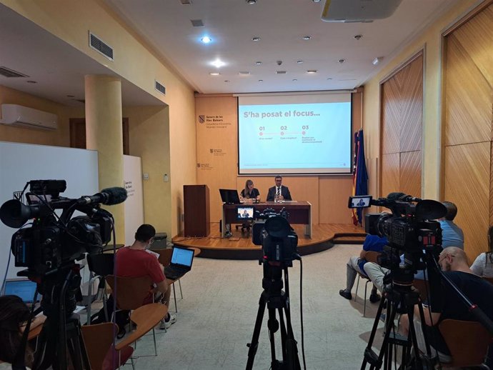 La directora general de Economía y Estadística, Catalina Barceló, y el vicepresidente del Govern, Antoni Costa, en la presentación de los datos de la coyuntura económica del tercer trimestre en Baleares.