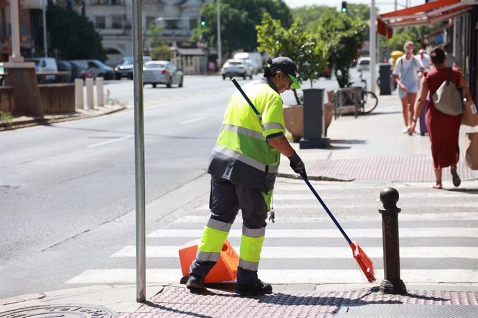 Archivo - Una operaria de la empresa municipal de limpieza Lipasam trabaja en una calle del centro de Sevilla