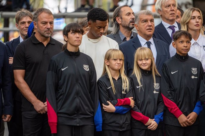 (I-D) El entrenador del FC Barcelona, Hansi Flick, el jugador del equipo Alejandro Balde y el presidente del FC Barcelona, Joan Laporta, llegan junto a jugadores de la cantera, a la ofrenda floral al monumento de Rafael Casanova, con motivo de la Diada, e