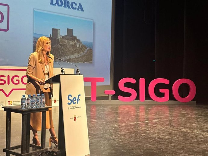 La consejera de Empresa, Empleo y Economía Social, Marisa López Aragón, en la presentación del programa 'T-Sigo' en el Teatro Guerra de Lorca