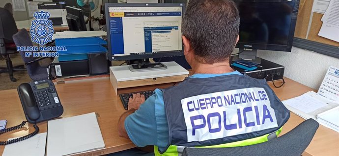 Un agent de la Policia Nacional, durant la investigació