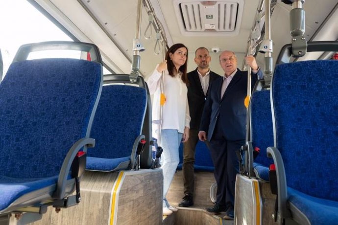 Miguel Ángel Anía, Tatiana Gaudes y Juan Ortiz en uno de los nuevos autobuses eléctricos que han comenzado hoy a cubrir las nuevas líneas.