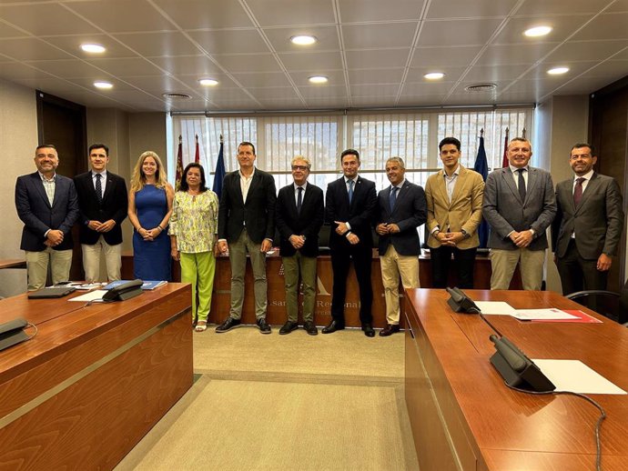 El catedrático UPCT Alejandro Pérez junto con los miembros de Comisión de Asuntos Generales e Institucionales, de la Unión Europea y Derechos Humanos