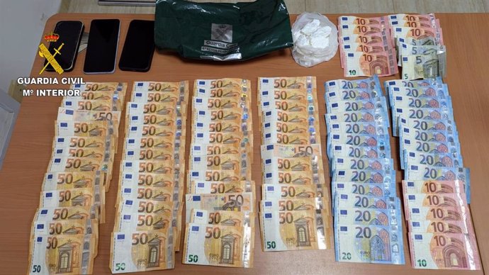 Droga y dinero intervenidos en el control por las fiestas patronales de Moguer (Huelva).