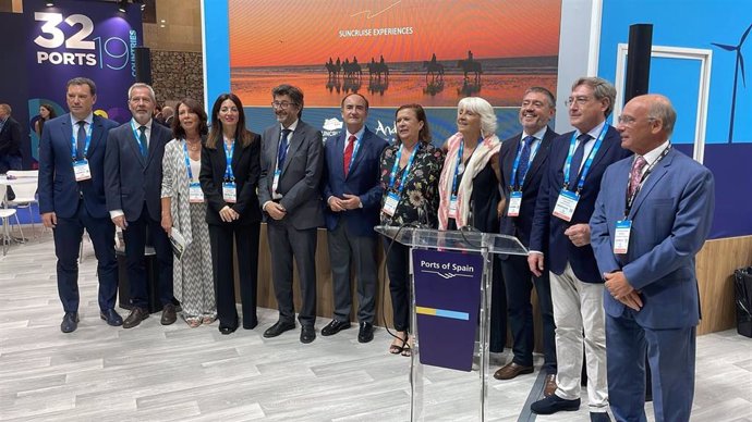 El presidente del Puerto de Huelva, Alberto Santana (primero por la izquierda), en la Seatrade Cruise Med de Málaga.