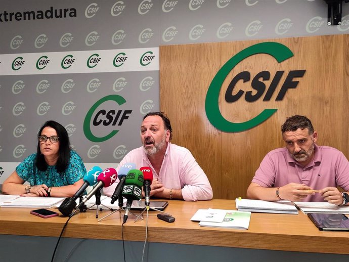 El secretario autonómico de Acción Sindical de CSIF Extremadura, Francisco Fernández Domínguez, flanqueado por María José González Aría y Máximo Blanco Grande, responsables del área de Empresa Privada de Cáceres y Badajoz.