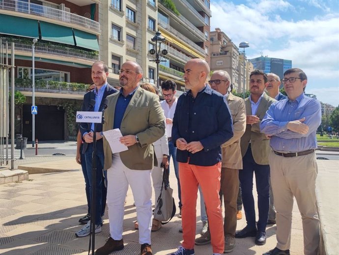 El líder del PP catalán, Alejandro Fernández, junto con otros miembros de su partido en una rueda de prensa en el marco de la Diada de 2024, en Barcelona (Catalunya)