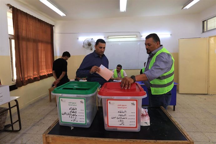 Un hombre vota en un colegio electoral en Amán durante las elecciones legislativas en Jordania