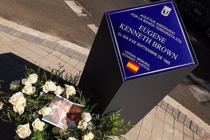 Una placa en la plaza República Argentina recuerda desde hoy al trabajador de EEUU asesinado por ETA