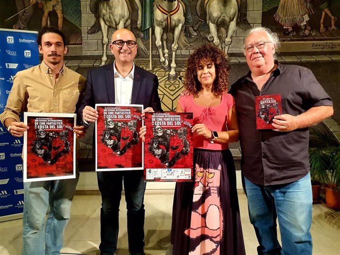 El vicepresidente de Cultura de Diputación Manuel López Mestanza, junto al director del festival, Julio Peces; la presidenta de la Asociación Unicornio, Isabel López; y el director del cortometraje 'El tiempo airado', Manuel Vera.