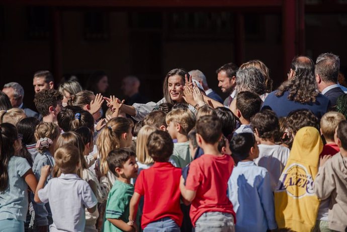 La Reina Letizia (c) durante la apertura del Curso Escolar 2024/2025, en el CEIP Maestra Plácida Herranz, a 11 de septiembre de 2024, en Azuqueca de Henares, Guadalajara, Castilla-La Mancha (España). La estimación de alumnado total para este nuevo curso 2