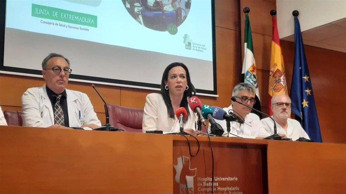 La consejera de Salud y Servicios Sociales, Sara García Espada, interviene en una rueda de prensa en el Hospital Universitario de Badajoz