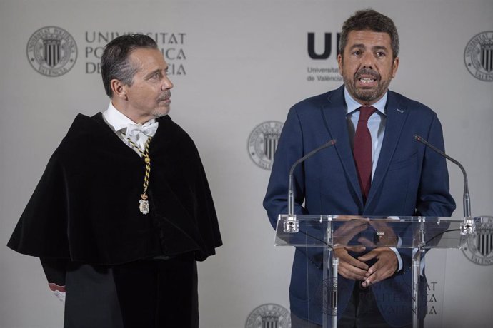 El presidente de la Generalitat Valenciana, Carlos Mazón (d), y el rector de la Universitat Politècnica de València, José E. Capilla (i)intervienen durante el Acto de Apertura del Curso Académico 2024/2025