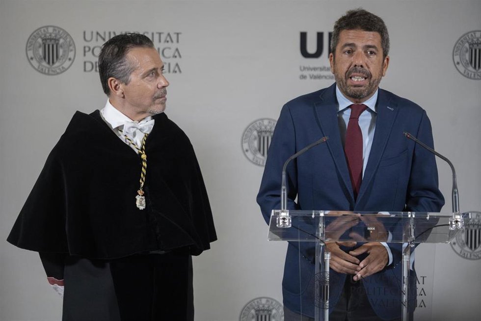 El presidente de la Generalitat Valenciana, Carlos Mazón (d), y el rector de la Universitat Politcnica de Valncia, José E. Capilla (i)intervienen durante el Acto de Apertura del Curso Académico 2024/2025