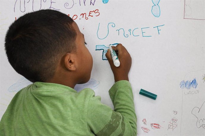 Archivo - Imagen de archivo de un niño venezolano como parte de un proyecto de UNICEF.