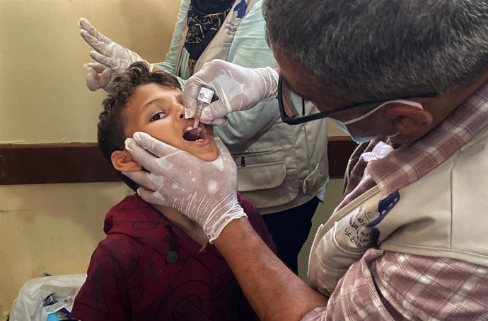 Un niño palestino recibe la vacuna contra la poliomielitis en la ciudad de Gaza, en el nortede la Franja de Gaza