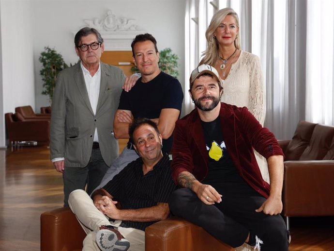 La teniente de alcalde y concejala de Educación, Irene Carvajal, y el director del Teatro Calderón, José María Viteri, junto a los actores a los actores Daniel Rovalher, Juan Cañas y Miguel Magdalena.