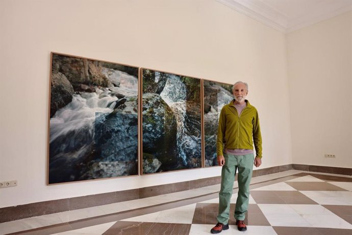 El fotógrafo Javier Vallhonrat, ante algunas de las imágenes de la exposición de La Granja.