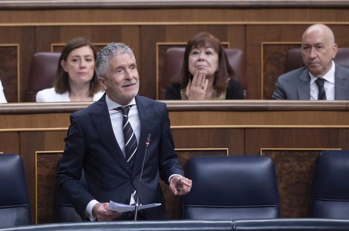 El ministro del Interior, Fernando Grande-Marlaska, interviene durante una sesión de control al Gobierno, en el Congreso de los Diputados, a 11 de septiembre de 2024, en Madrid (España). 