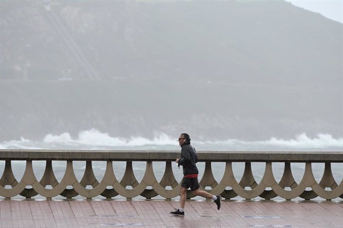 Archivo - Un hombre, con chubasquero, corre por el Paseo Marítimo de La Coruña, a 19 de junio de 2022, en A Coruña, Galicia, (España). 